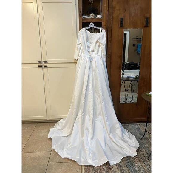 Dresses & Skirts - Wedding Gown Fall Winter Simple With Train NWT